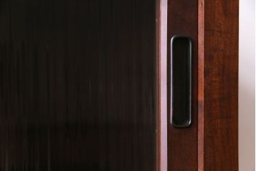 アンティーク家具　昭和中期　モールガラス入り　スッキリとした和のテイストが魅力のガラス戸棚(収納棚、リビングボード)