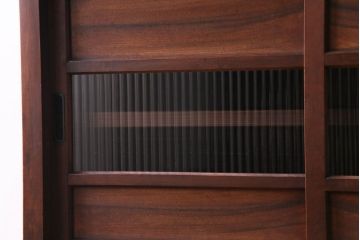 アンティーク家具　昭和中期　モールガラス入り　スッキリとした和のテイストが魅力のガラス戸棚(収納棚、リビングボード)