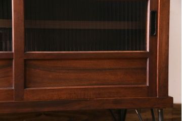 アンティーク家具　昭和中期　モールガラス入り　スッキリとした和のテイストが魅力のガラス戸棚(収納棚、リビングボード)