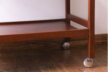 ヴィンテージ家具　北欧ビンテージ　チーク材　温もり感じる木味のキャスター付きトロリー(キッチンワゴン、サイドテーブル)