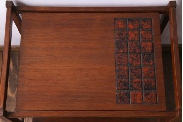 ヴィンテージ家具　北欧ビンテージ　チーク材　温もり感じる木味のキャスター付きトロリー(キッチンワゴン、サイドテーブル)