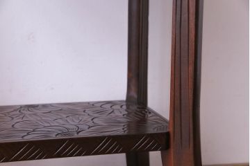 アンティーク雑貨　中古美品　伝統工芸　繊細かつ大胆な彫りのデザインが目をひくサイドテーブル(花台、飾り台)