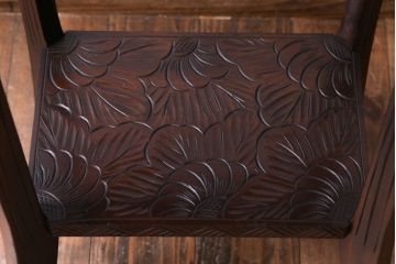 アンティーク雑貨　中古美品　伝統工芸　繊細かつ大胆な彫りのデザインが目をひくサイドテーブル(花台、飾り台)