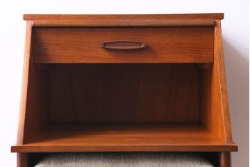 アンティーク家具　北欧家具　チーク材製　珍しいデザインのテレフォンベンチ(サイドテーブル、花台)