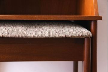 アンティーク家具　北欧家具　チーク材製　珍しいデザインのテレフォンベンチ(サイドテーブル、花台)