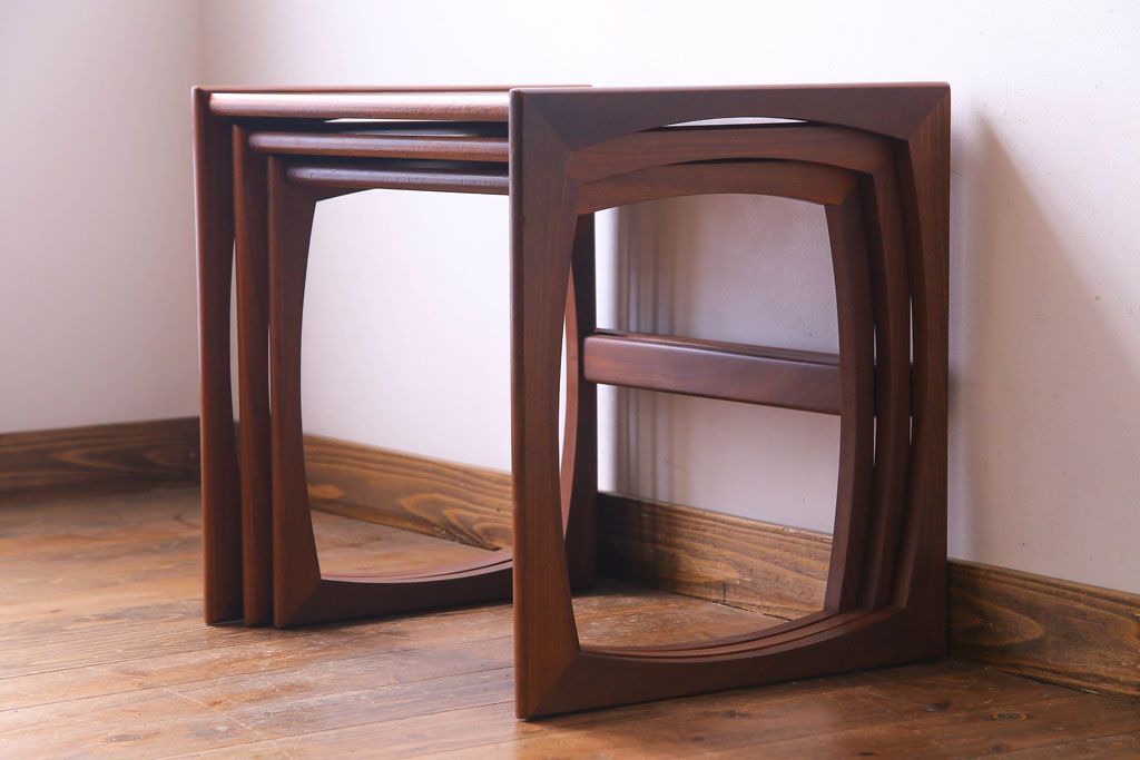 北欧家具　G-PLAN　チーク材　コンパクトな仕様が魅力のネストテーブル(サイドテーブル)