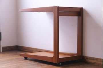 北欧家具　ビンテージ　チーク材　スタイリッシュな雰囲気のキャスター付きトロリー(キッチンワゴン、サイドテーブル)