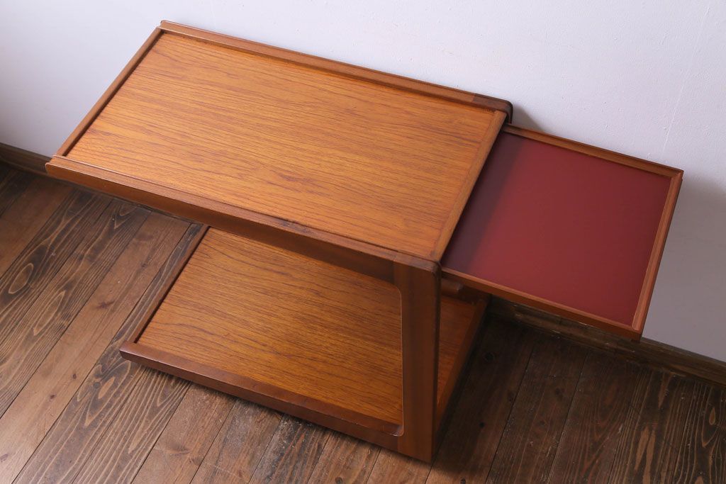 北欧家具　ビンテージ　チーク材　スタイリッシュな雰囲気のキャスター付きトロリー(キッチンワゴン、サイドテーブル)