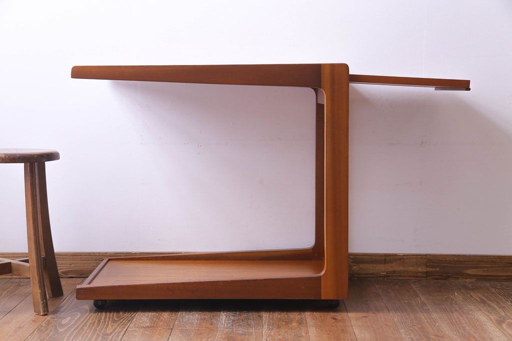 北欧家具　ビンテージ　チーク材　スタイリッシュな雰囲気のキャスター付きトロリー(キッチンワゴン、サイドテーブル)