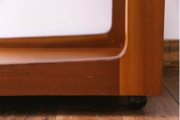 北欧家具　ビンテージ　チーク材　スタイリッシュな雰囲気のキャスター付きトロリー(キッチンワゴン、サイドテーブル)