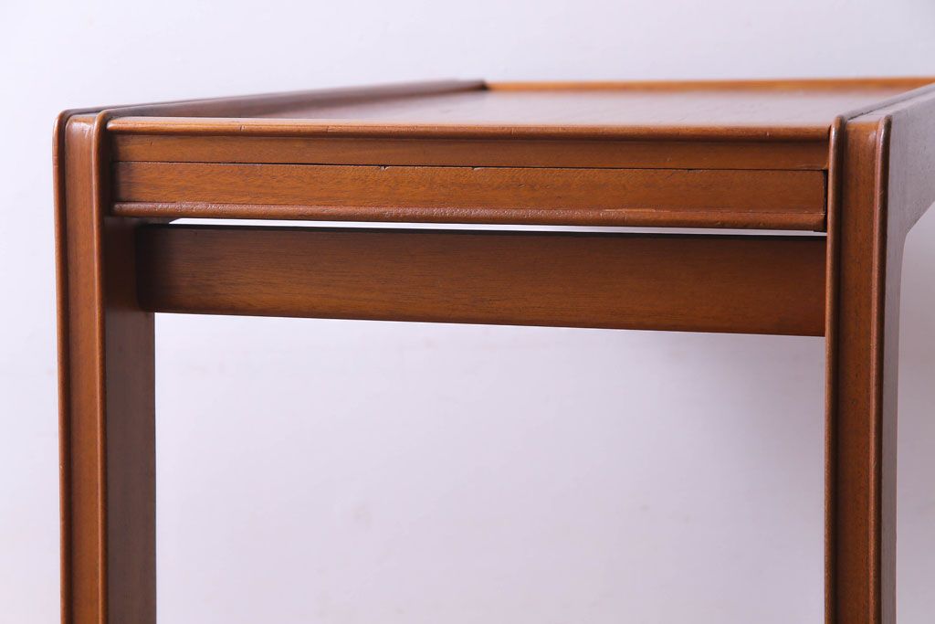 北欧家具　ビンテージ　チーク材　スタイリッシュな雰囲気のキャスター付きトロリー(キッチンワゴン、サイドテーブル)