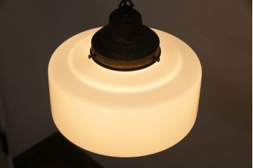 レトロ　シンプルな乳白ガラスのペンダントライト(吊り下げ照明・天井照明)
