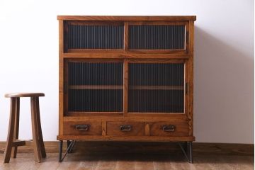 アンティーク家具　昭和初期　前面ケヤキ材　モールガラス入り!　ケヤキの杢目が和の雰囲気を高める鉄脚付きガラス戸棚(収納棚、リビングボード)