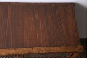 アンティーク家具　昭和初期　前面ケヤキ材　モールガラス入り!　ケヤキの杢目が和の雰囲気を高める鉄脚付きガラス戸棚(収納棚、リビングボード)