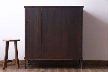 アンティーク家具　昭和初期　前面ケヤキ材　モールガラス入り!　ケヤキの杢目が和の雰囲気を高める鉄脚付きガラス戸棚(収納棚、リビングボード)