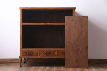 アンティーク家具　昭和初期　前面ケヤキ材　モールガラス入り!　ケヤキの杢目が和の雰囲気を高める鉄脚付きガラス戸棚(収納棚、リビングボード)