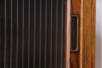アンティーク家具　昭和初期　前面ケヤキ材　モールガラス入り!　ケヤキの杢目が和の雰囲気を高める鉄脚付きガラス戸棚(収納棚、リビングボード)