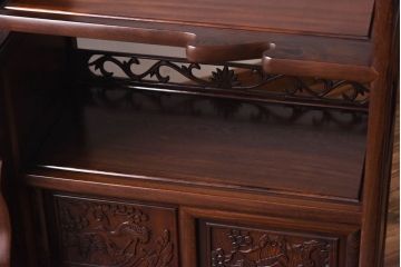 民芸家具　鉄刀木(タガヤサン)　鶴松の彫りが施された異国情緒あふれる飾り棚(茶棚、収納棚)