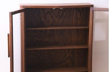 アンティーク家具　イギリスアンティーク　オーク材　直線と丸の意匠が特徴的なブックケース(収納棚、飾り棚)