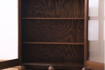 アンティーク家具　イギリスアンティーク　オーク材　直線と丸の意匠が特徴的なブックケース(収納棚、飾り棚)