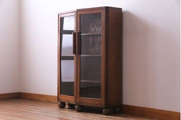 アンティーク家具　イギリスアンティーク　オーク材　直線と丸の意匠が特徴的なブックケース(収納棚、飾り棚)