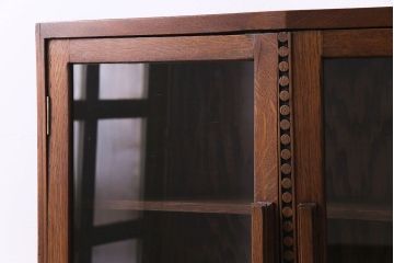アンティーク家具　イギリスアンティーク　オーク材　直線と丸の意匠が特徴的なブックケース(収納棚、飾り棚)