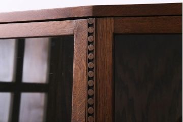 アンティーク家具　イギリスアンティーク　オーク材　直線と丸の意匠が特徴的なブックケース(収納棚、飾り棚)