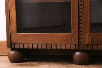 アンティーク家具　イギリスアンティーク　オーク材　直線と丸の意匠が特徴的なブックケース(収納棚、飾り棚)