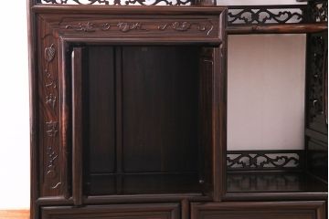 民芸家具　黒檀無垢材　花鳥図　高級品!華やかな彫りが見事な唐木の飾り棚(茶棚、戸棚)