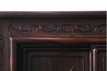 民芸家具　黒檀無垢材　花鳥図　高級品!華やかな彫りが見事な唐木の飾り棚(茶棚、戸棚)