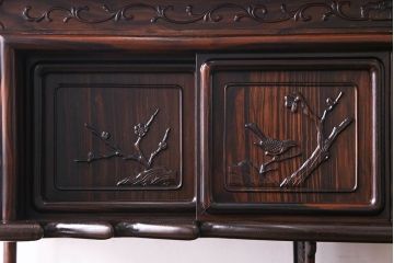 民芸家具　黒檀無垢材　花鳥図　高級品!華やかな彫りが見事な唐木の飾り棚(茶棚、戸棚)