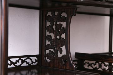 民芸家具　黒檀無垢材　花鳥図　高級品!華やかな彫りが見事な唐木の飾り棚(茶棚、戸棚)