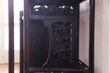 民芸家具　黒檀無垢材　花鳥図　高級品!華やかな彫りが見事な唐木の飾り棚(茶棚、戸棚)
