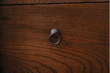 アンティーク家具　和製アンティーク　前面ケヤキ材　深い色合いの美濃帳場箪笥(時代箪笥、和タンス)