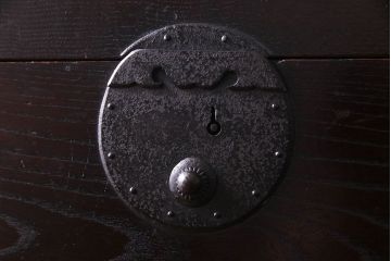 アンティーク家具　和製アンティーク　前面ケヤキ材　深い色合いの美濃帳場箪笥(時代箪笥、和タンス)