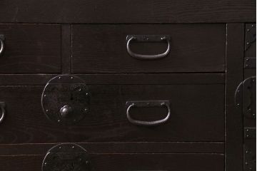 アンティーク家具　和製アンティーク　前面ケヤキ材　深い色合いの美濃帳場箪笥(時代箪笥、和タンス)