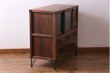 レトロ家具　昭和レトロ　前面ケヤキ材　リメイク　存在感のある杢目の鉄脚サイドボード(戸棚、収納棚)