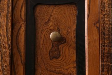 レトロ家具　昭和レトロ　前面ケヤキ材　リメイク　存在感のある杢目の鉄脚サイドボード(戸棚、収納棚)