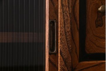 レトロ家具　昭和レトロ　前面ケヤキ材　リメイク　存在感のある杢目の鉄脚サイドボード(戸棚、収納棚)