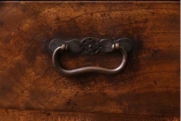 レトロ家具　昭和レトロ　前面ケヤキ材　リメイク　存在感のある杢目の鉄脚サイドボード(戸棚、収納棚)