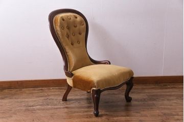アンティーク家具　イギリスアンティーク　マホガニー材　優雅なシルエットが魅力のナーシングチェア(イス、椅子)