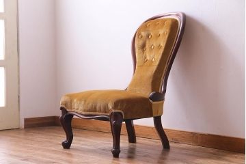 アンティーク家具　イギリスアンティーク　マホガニー材　優雅なシルエットが魅力のナーシングチェア(イス、椅子)