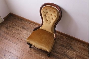 アンティーク家具　イギリスアンティーク　マホガニー材　優雅なシルエットが魅力のナーシングチェア(イス、椅子)