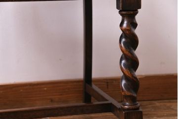 アンティーク家具　イギリスアンティーク　オーク材　ツイストレッグがおしゃれなシックなチェア(ダイニングチェア、イス)