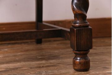 アンティーク家具　イギリスアンティーク　オーク材　ツイストレッグがおしゃれなシックなチェア(ダイニングチェア、イス)