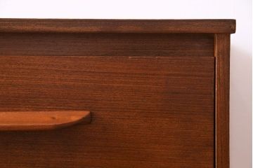 ビンテージ家具　北欧ヴィンテージ　チーク材　細身の脚がスタイリッシュなサイドチェスト(サイドボード、ローチェスト、リビングボード)