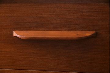 ビンテージ家具　北欧ヴィンテージ　チーク材　細身の脚がスタイリッシュなサイドチェスト(サイドボード、ローチェスト、リビングボード)