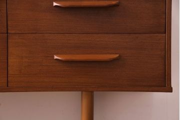 ビンテージ家具　北欧ヴィンテージ　チーク材　細身の脚がスタイリッシュなサイドチェスト(サイドボード、ローチェスト、リビングボード)