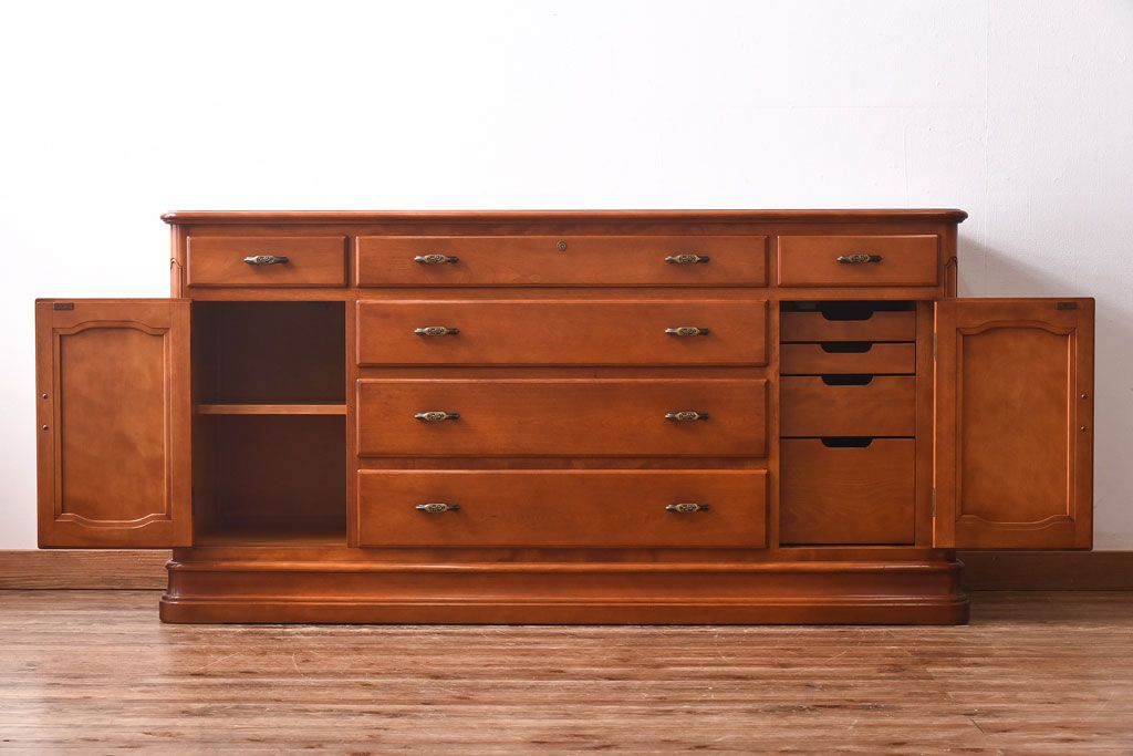 中古美品　横浜ダニエル(daniel)　クラシカルなデザインのサイドボード(サイドチェスト)(定価約77万円)