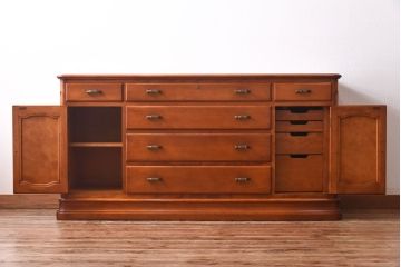 中古美品　横浜ダニエル(daniel)　クラシカルなデザインのサイドボード(サイドチェスト)(定価約77万円)